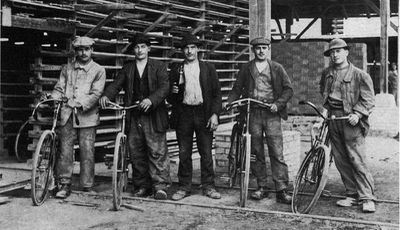 Arbeiter vor Ziegel-Trockengestellen in Jahre 1925